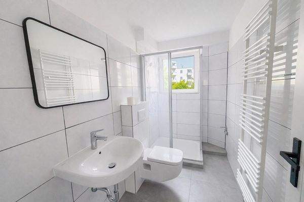 Modernes Badezimmer mit natürlichem Licht