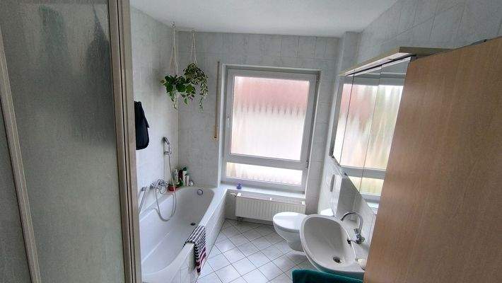 Tageslichtbad mit Dusche und Wanne