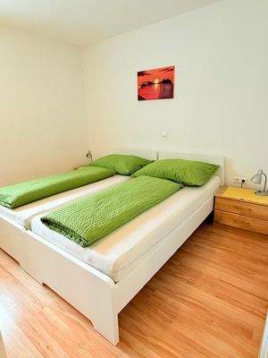 Schlafzimmer mit zusammengestellten Betten