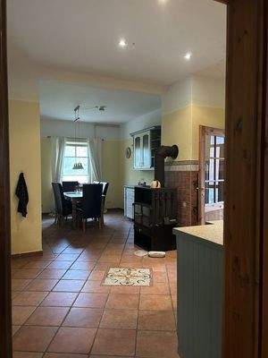 Küche mit Essplatz und Kaminofen