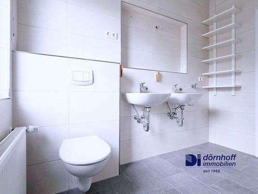 Badezimmer mit Dusche und Wanne