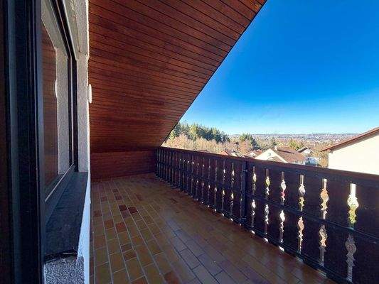 Balkon: Geschützter Balkon für lange Sommerabende mit weitem Blick über die Dächer