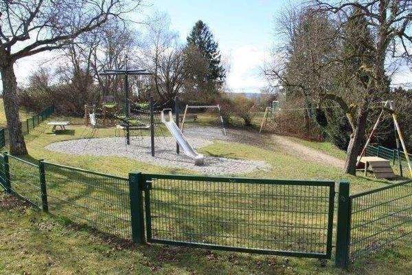 schöner Kinderspielplatz nebenan!