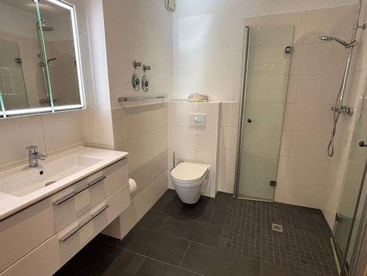 modernisiertes Bad mit bodengleicher Dusche