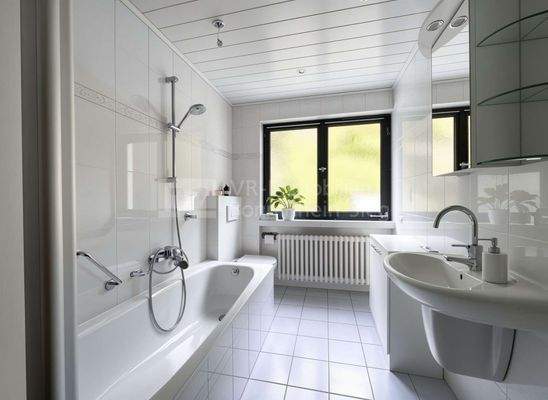 Wannenbadezimmer mit Fenster - (KI generiert)