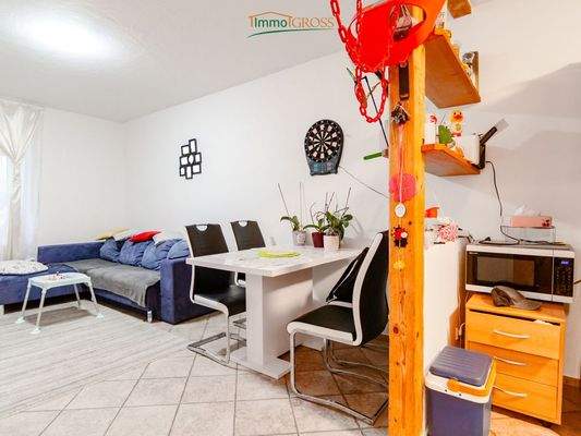 Essbereich mit charmanten Holzregalen