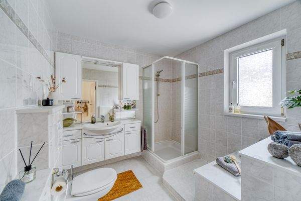 Bad mit Dusche im EG