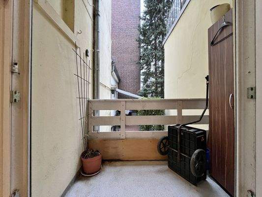 Balkon mit Blick in den Hinterhof