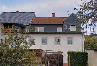 Rückseite mit Terrasse und Garten