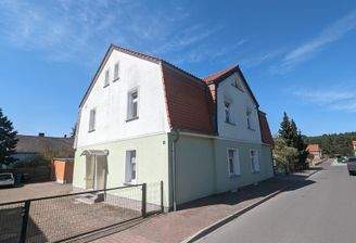 Ansicht des Wohnhauses mit Gewerbeanbau und Zufahrt