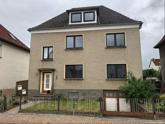 Front mit Zufahrt Tiefgarage