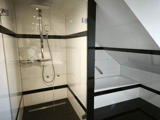Dusche u. Badewanne.jpg