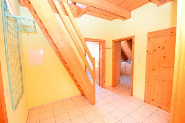 9. Flur mit Holztreppe ins Dachgeschoss