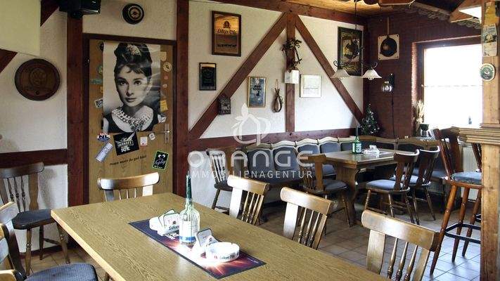 Gastraum links und rechts vom Tresen