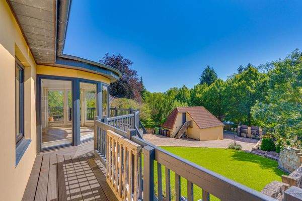 Mit traumhaftem Balkon, Blick über das Grundstück...