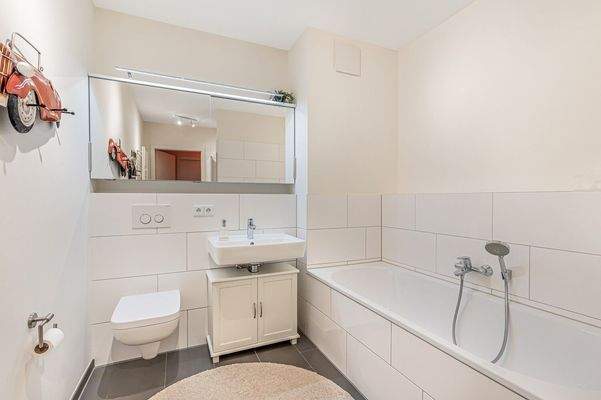 Badewanne, Waschtisch und Toilette