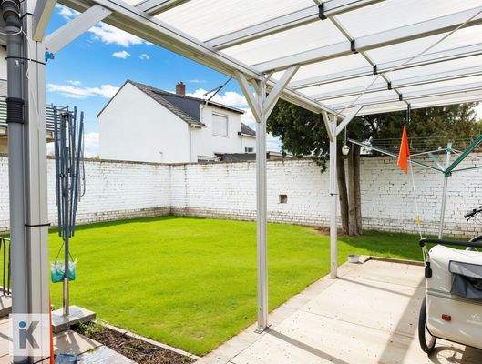 4Teilsüberdachter.Gartenbereich - (KI generiert)