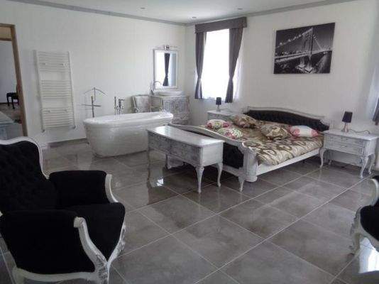 grosses Schlafzimmer mit Wannenbad