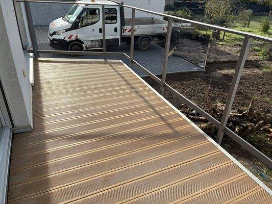 Balkonterrasse mit Zugang zum Garten