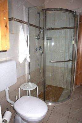 Bad mit Dusche und WC