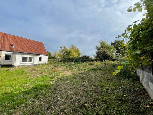 Grundstück vor dem Eingang vom Haus