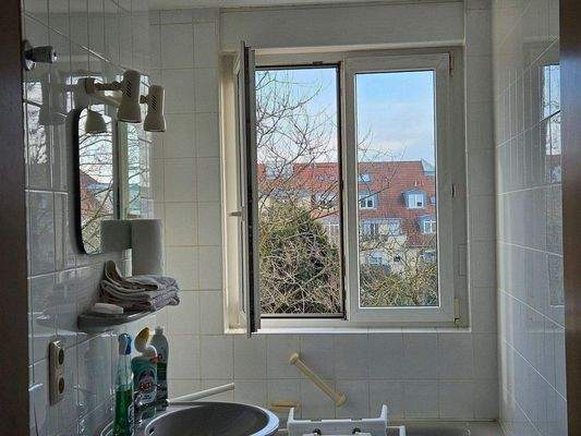 Tageslichtbad mit Wanne. Anschlussmöglichkeit WM