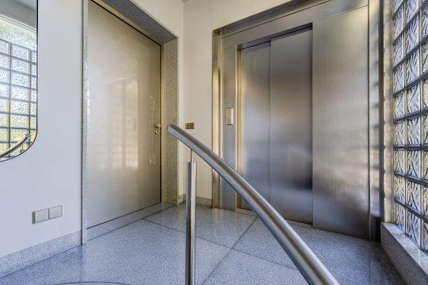 Wohnungszugang im Obergeschoss