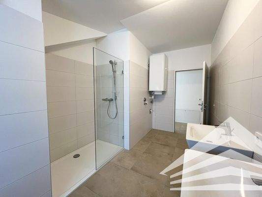 Badezimmer inkl. Wanne und Dusche