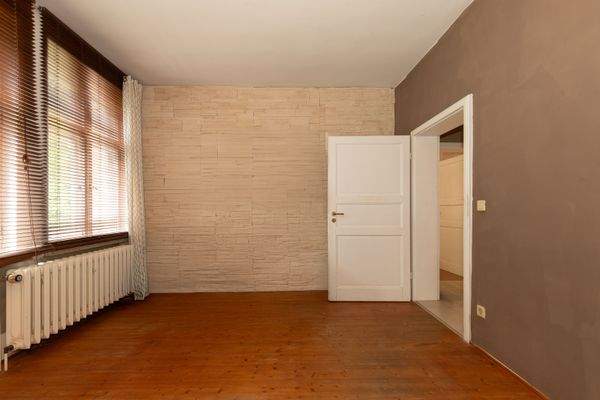 Das geräumige Schlafzimmer 