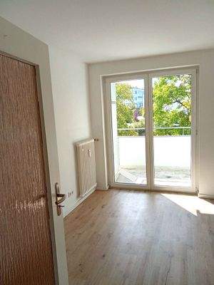 Helles Zimmer mit Balkon