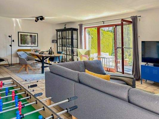Wohnzimmer mit Zugang Terrasse