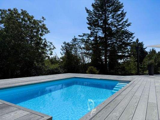 Pool mit fahrbahrem Pooldeck