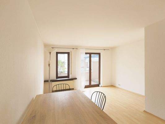 Schönes, helles Wohn- und Esszimmer