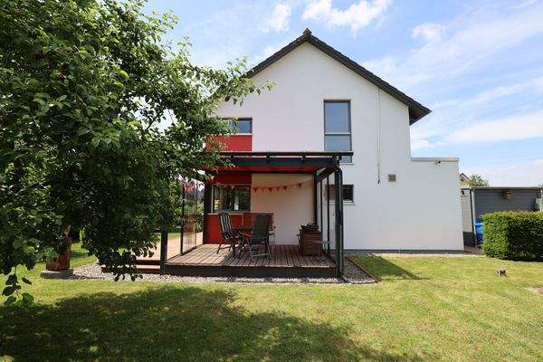 Hausansicht mit Wintergarten