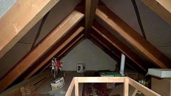 Blick auf den Dachboden