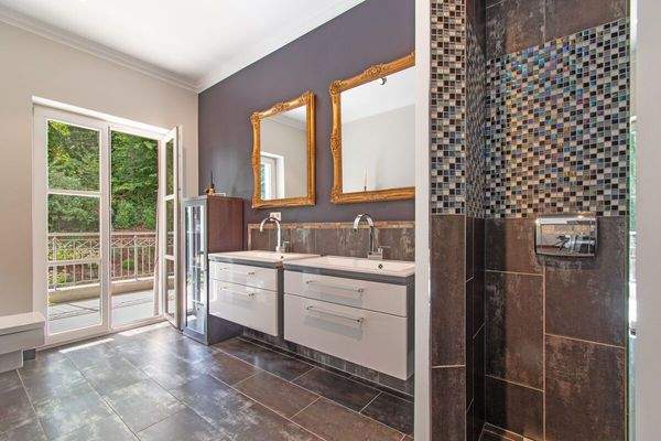 Luxuriöses Badezimmer mit moderner Regendusche und