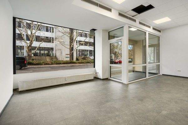 Eingang und Schaufensterfront