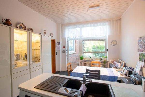 Die Küche mit Blick sowie Zugang in den Garten und die angrenzende Terrasse