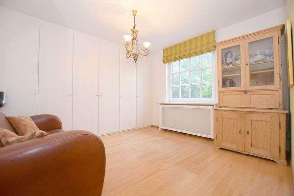 Das Schlafzimmer im EG bietet Parkett und einen Einbauschrank