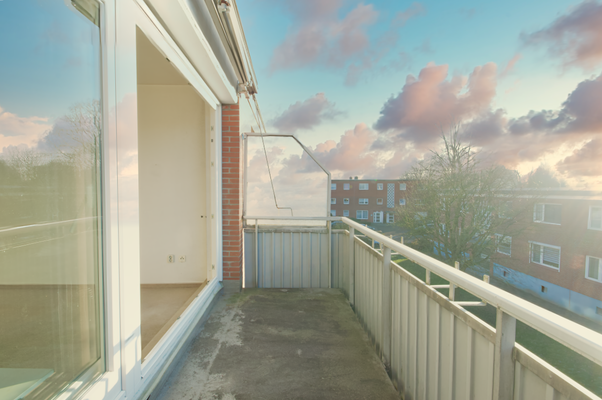 Balkon mit Sonnenmarkise