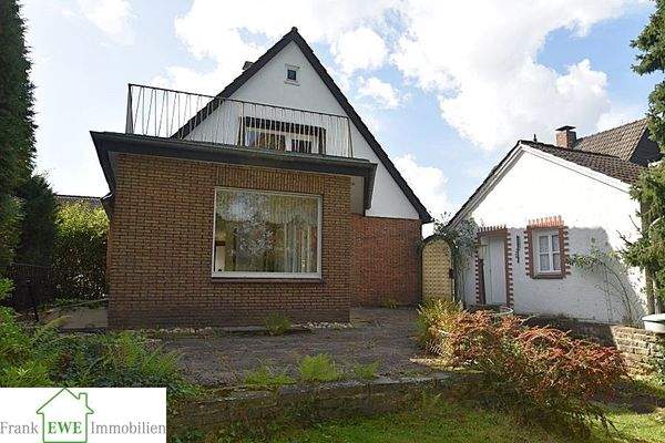 Haus Rückseite, Einfamilienhaus mit Garage zum Kauf in Düsseldorf Urdenbach, Frank Ewe Immobilienmakler Düsseldorf