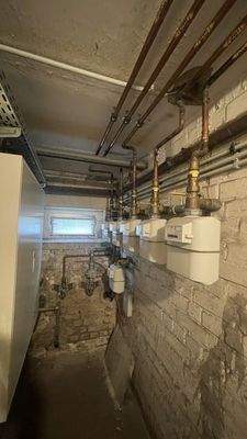 Keller mit Elektro- und Gasinstallationen