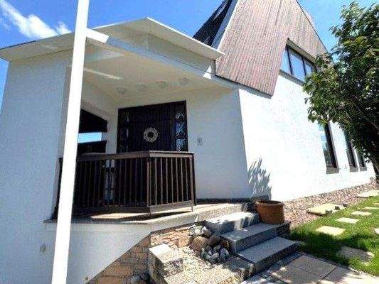 Designerhaus und Gartenzugang