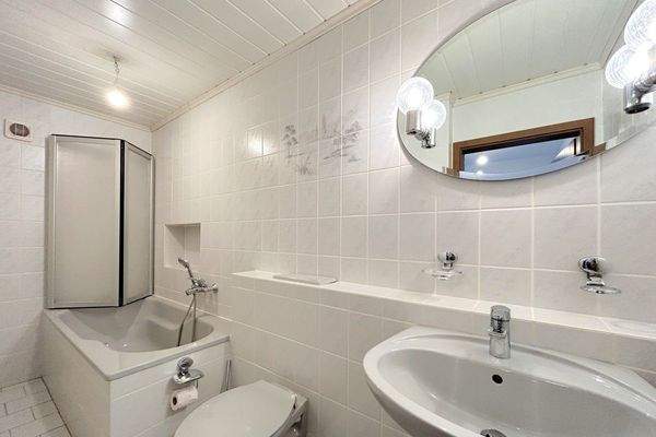 innenliegendes Badezimmer mit Badewanne (Erdgeschoss)