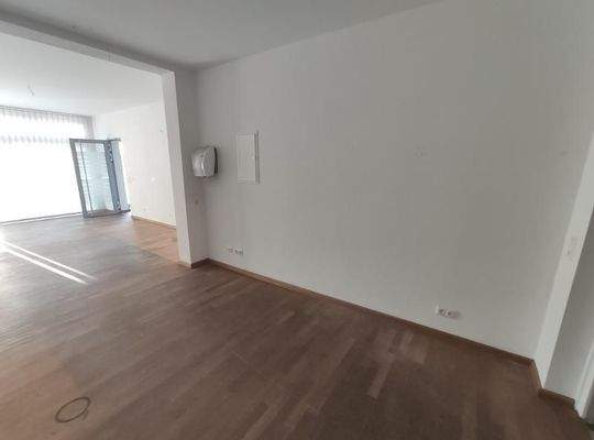 Fitnessraum mit Sportfläche Bild 2