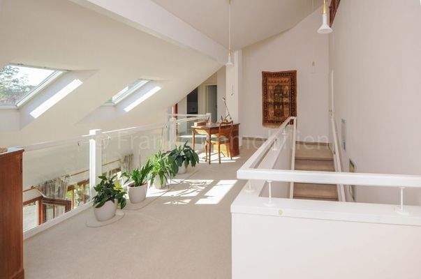 helle, großzügige Galerie im Obergeschoss (2)