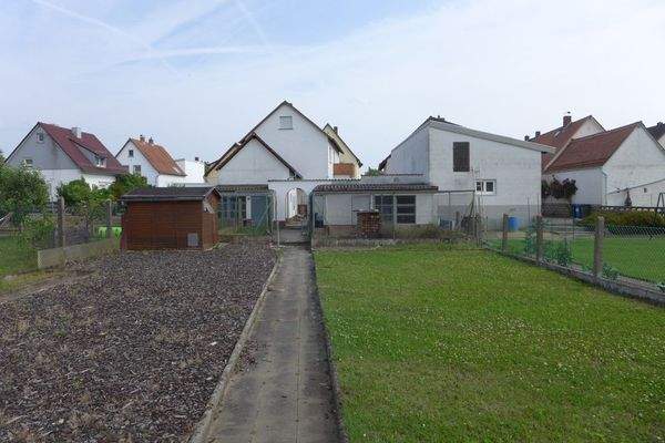 12. Gepflegter Garten mit Gartenhaus 