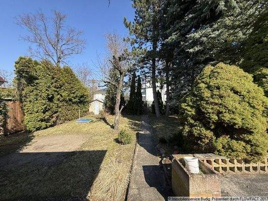 Blick von der Terrasse in den Garten und zur Straße