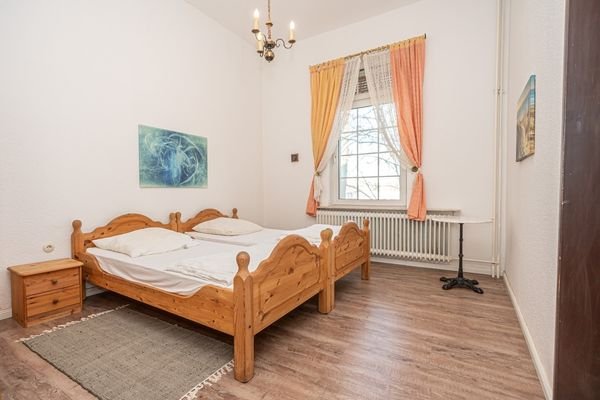 Schnörkellos präsentiert sich das Schlafzimmer im Erdgeschoss