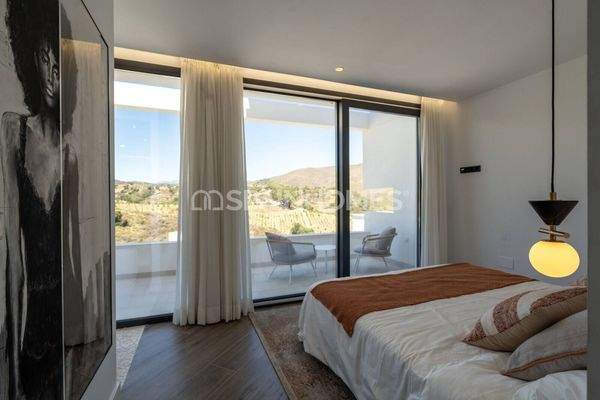 Newly-Built Villas Within Walking Distance of Amenities in Mijas